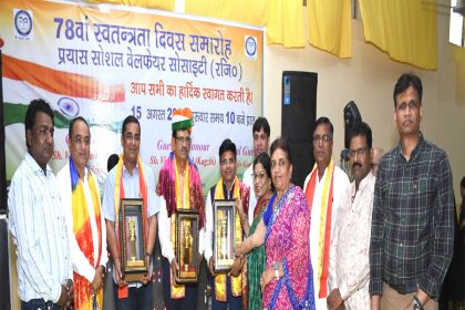 Talented children were honored by hoisting the flag at Prayas Sansthan.