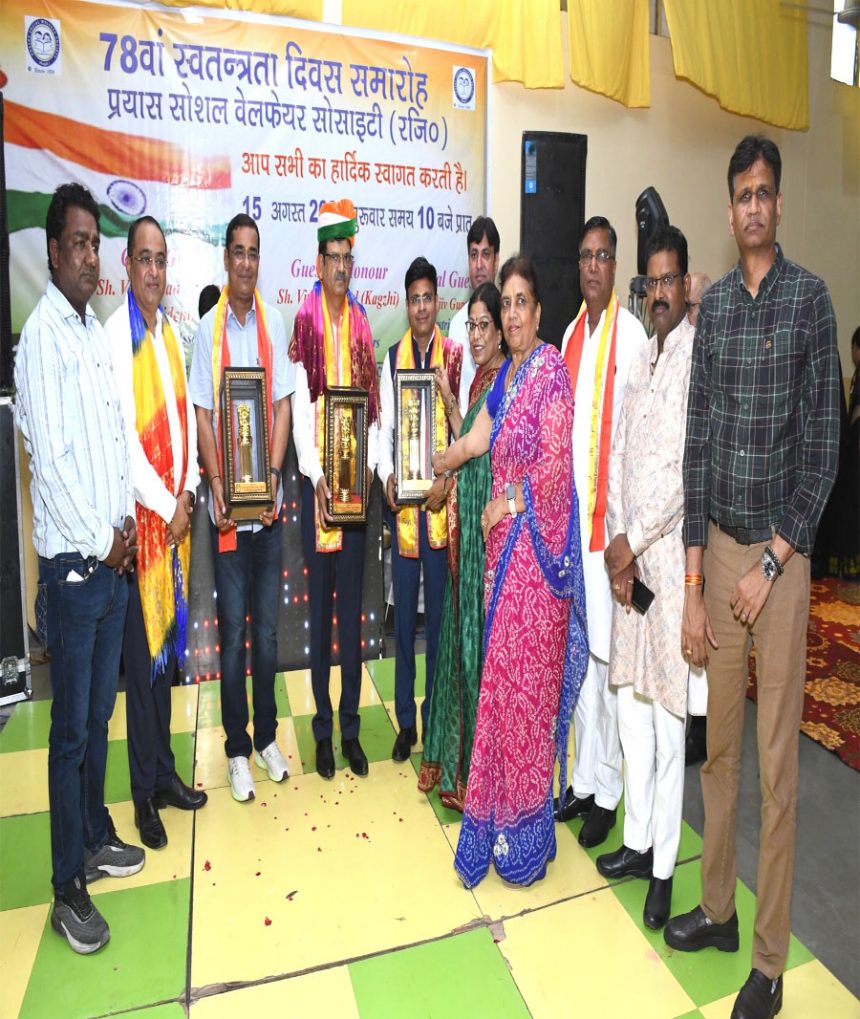 Talented children were honored by hoisting the flag at Prayas Sansthan.