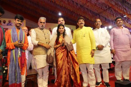 अजय गौड़ द्वारा आयोजित तीज महोत्सव कार्यक्रम में मैथिली ठाकुर के भजनों ने बांधा समां