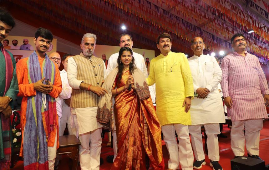 अजय गौड़ द्वारा आयोजित तीज महोत्सव कार्यक्रम में मैथिली ठाकुर के भजनों ने बांधा समां