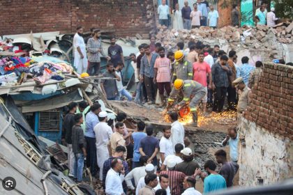 तीन मंजिला जर्जर मकान गिरा, परिवार के 10 लोगों की मौत और कई घायल