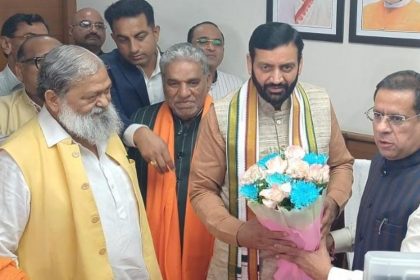 Chief Minister Naib Singh seated Rajesh Nagar on minister's chair and blessed