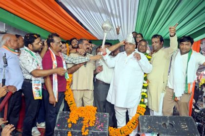 Traders of the city rallied in support of Congress candidate Lakhan Singla.