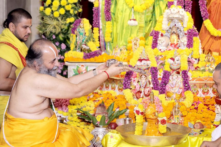 Swami Purushottamacharya Maharaj performed special worship of Mahalakshmi