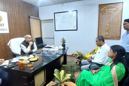 Former Cabinet Minister Pt. Mulchand Sharma visited Municipal Corporation Ballabgarh John's office and held a meeting with officials
