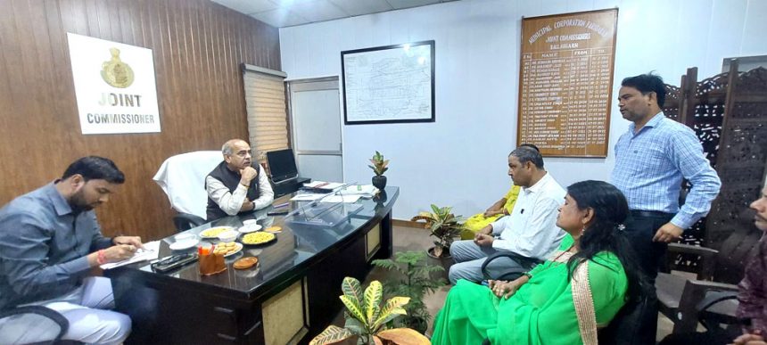 Former Cabinet Minister Pt. Mulchand Sharma visited Municipal Corporation Ballabgarh John's office and held a meeting with officials