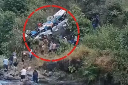 killed, 6 injured in bus crash in Uttarakhand: 42 people were in Kandam bus