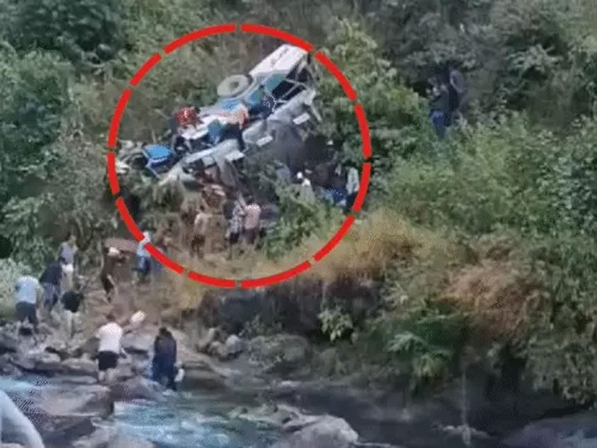 killed, 6 injured in bus crash in Uttarakhand: 42 people were in Kandam bus