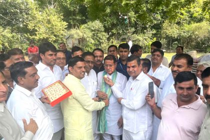 Minister of State Rajesh Nagar distributed sweets and expressed happiness over the spectacular victory of BJP alliance in Maharashtra.