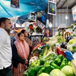 Rahul Gandhi reached Delhi's vegetable market: Said- garlic worth Rs 40 is being sold for Rs 400