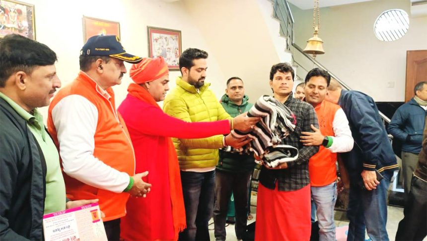 Educationist Deepak Yadav got the blessings of Bhaiya Ji Maharaj