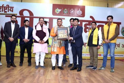 Shrimad Bhagwat Geeta teaches man to live a better life: Satish Phagna