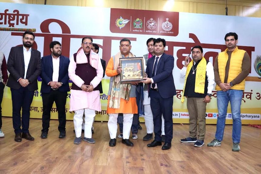 Shrimad Bhagwat Geeta teaches man to live a better life: Satish Phagna