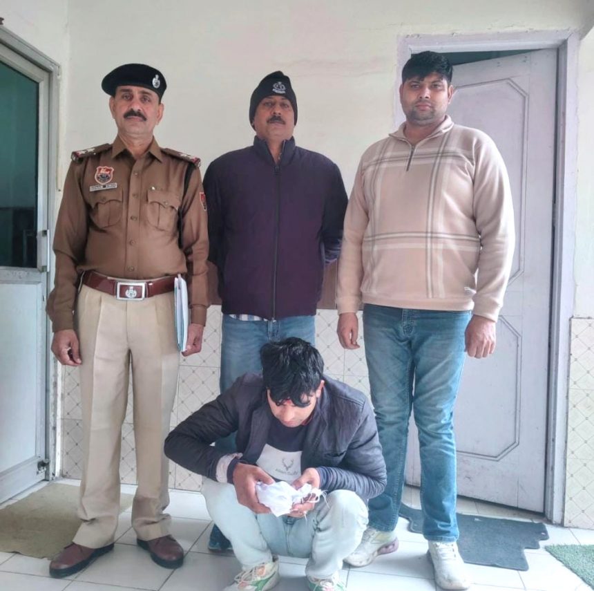 The accused was arrested along with 724 grams of Sulfa by the team of Crime Branch Badarpur Border.