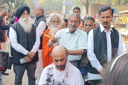 On the 13th day of the dharna of referral free Faridabad, Mundan was done.