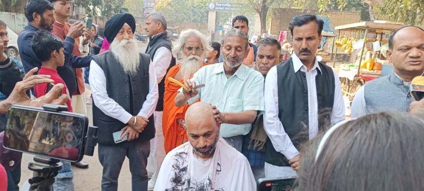 On the 13th day of the dharna of referral free Faridabad, Mundan was done.