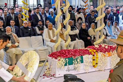 Modi remained sitting during gun salute to Manmohan: Congress