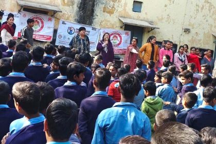 Child marriage pushes us towards a dark future: Hema Kaushik, administered the oath of not doing child marriage in the government school located in Press Colony.