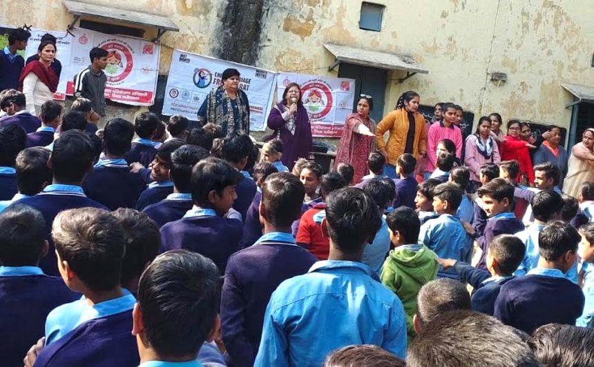 Child marriage pushes us towards a dark future: Hema Kaushik, administered the oath of not doing child marriage in the government school located in Press Colony.