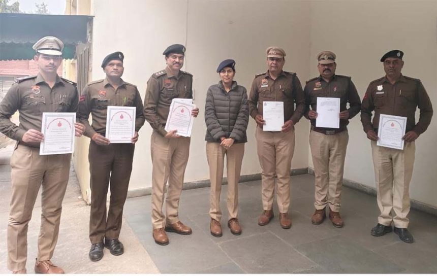 Deputy Commissioner of Police Central Usha honored 6 policemen with appreciation letters for their excellent work.