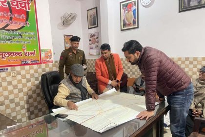 Academician Deepak Yadav presented the problems of colonies before the MLA.