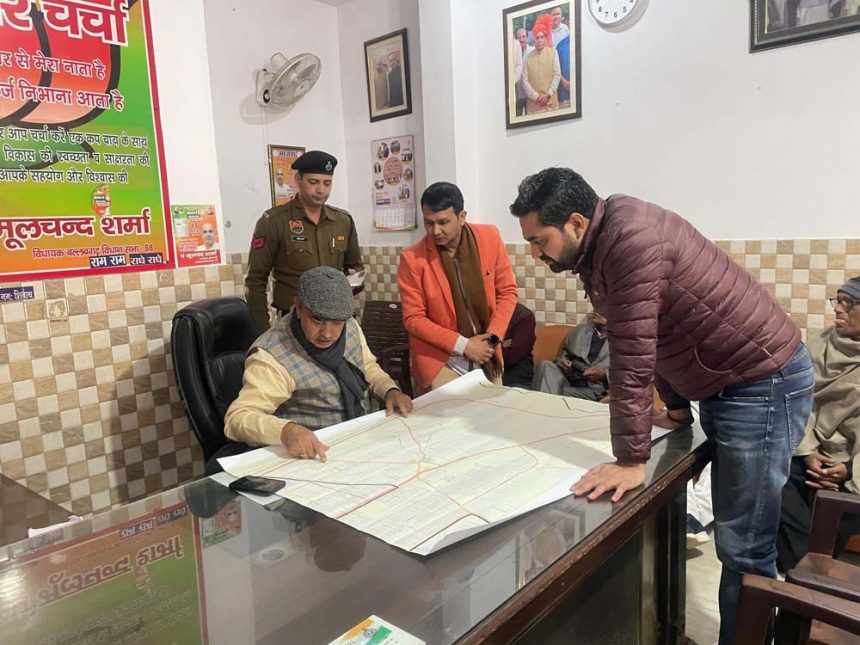 Academician Deepak Yadav presented the problems of colonies before the MLA.