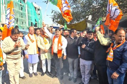 BJP Faridabad burnt effigies of Kejriwal and Atishi