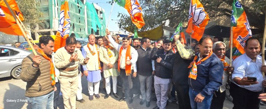 BJP Faridabad burnt effigies of Kejriwal and Atishi