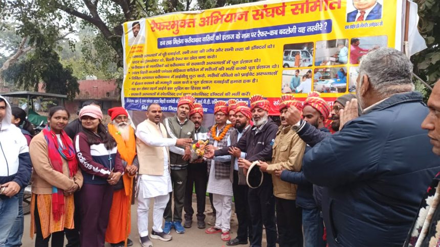 11 members of Referer Mukt Faridabad Sangharsh Samiti expressed their anger against the corrupt system and poor health facilities by shaving their heads.