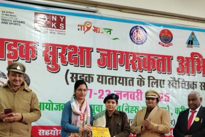 DCP Traffic administered oath to college professors and students to make Faridabad accident free by following traffic rules.