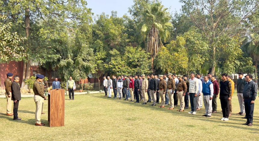 Faridabad Police observed silence in honor of the martyrs who sacrificed their lives in the freedom struggle.