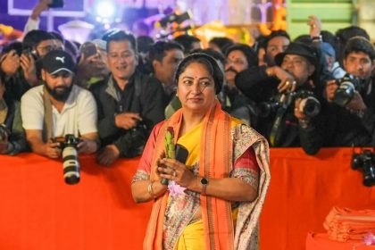 Delhi CM Rekha arrived to perform Yamuna Aarti with ministers.