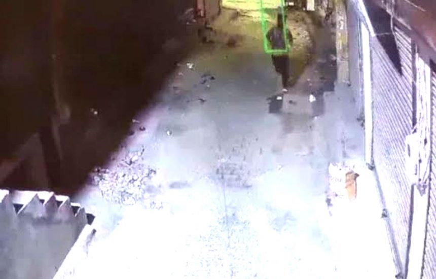 Four thieves entered the shop by breaking the shutter, stole clothes and cash and escaped