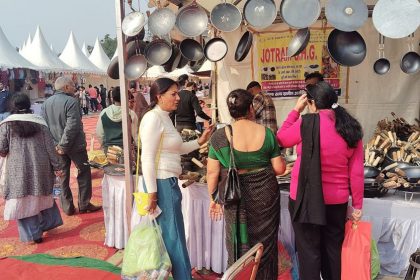 Handicrafts, handlooms, organic products, decorative items and items of daily use became the center of attraction for tourists in Saras Fair.