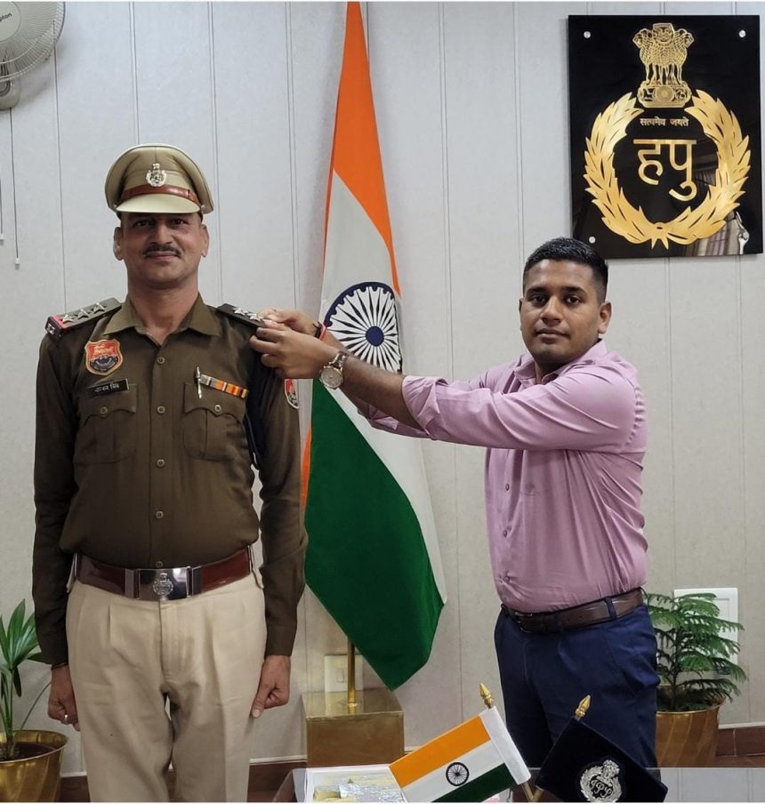 SP Palwal honored Chandan Singh by putting a star on his promotion to the post of Inspector.
