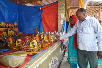 Sculptor Arjun Munda is looting the applause of tourists by making a statue out of paddy.
