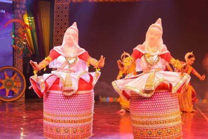 Tourists gathered to watch the classical dance of Priya Venkataraman