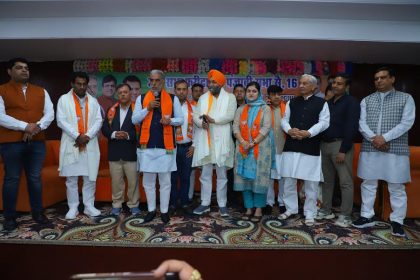 Punjabi community's open support to BJP's mayor candidate Praveen Batra Joshi.