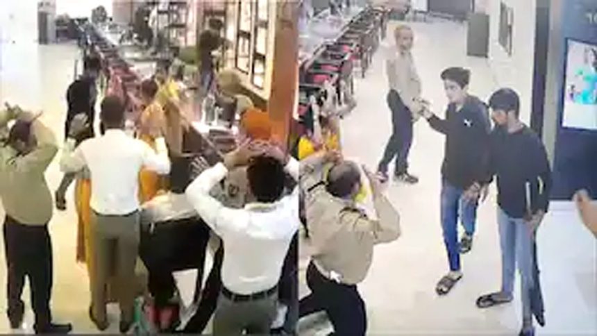 The miscreants ran away after looting jewelry worth 25 crores from Tanishq showroom