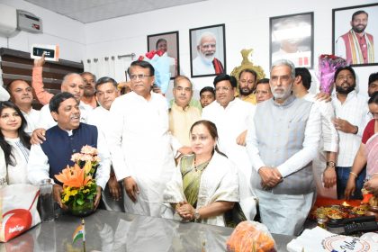 The newly elected mayor took charge in the presence of the central and cabinet ministers