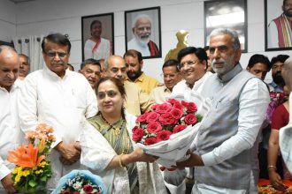 The newly elected mayor took charge in the presence of the central and cabinet ministers