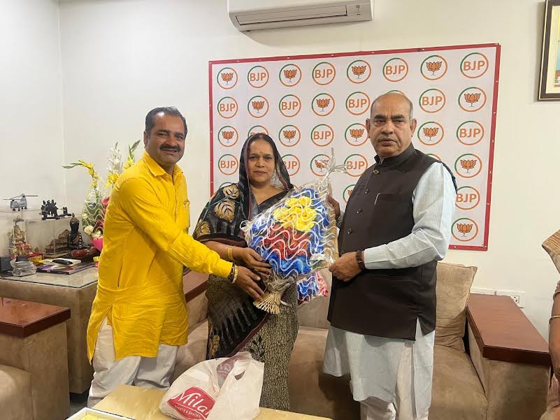 Former Chief Minister's daughter-in-law Asha Sharma met Ballabhgarh MLA Moolchand Sharma