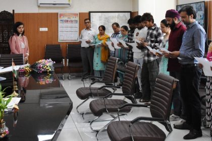 The District Magistrate administered the oath of Indian citizenship to 13 foreign nationals