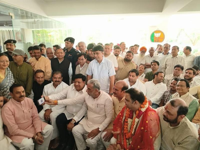 Krishan Pal Gurjar listened to PM Modi's 'Mann Ki Baat' along with BJP leaders and workers