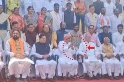 Nitish folded his hands during the photo session, the minister removed them