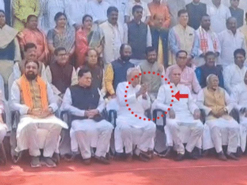 Nitish folded his hands during the photo session, the minister removed them