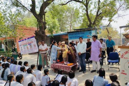 Marwari Yuva Manch Faridabad and Police Department together made the girl students aware about safety