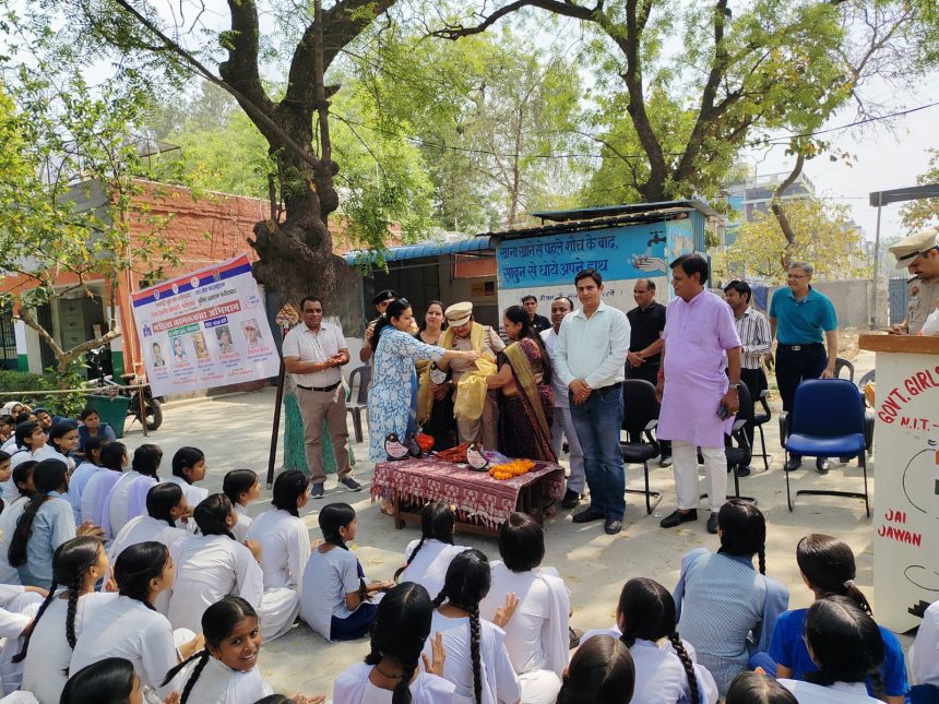Marwari Yuva Manch Faridabad and Police Department together made the girl students aware about safety