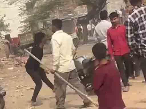 Clashes between two Muslim groups over construction of marriage hall, heavy stone pelting took place