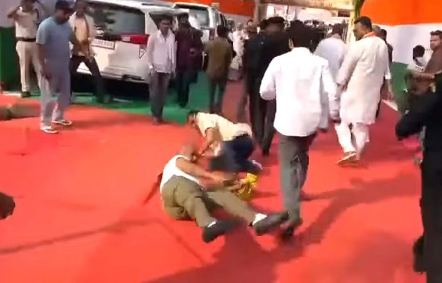 Congress workers clash in front of Rahul Gandhi: Former MLA hit him